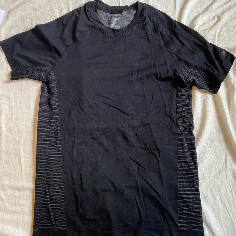 Fabletics men’s meidum workout shirt